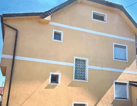 Gele gevel na reiniging