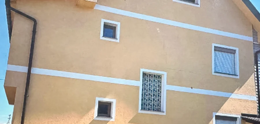 Gele gevel na reiniging