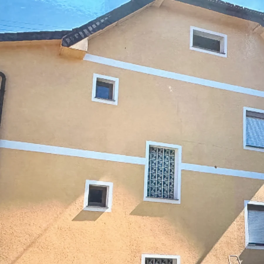 Gele gevel na reiniging