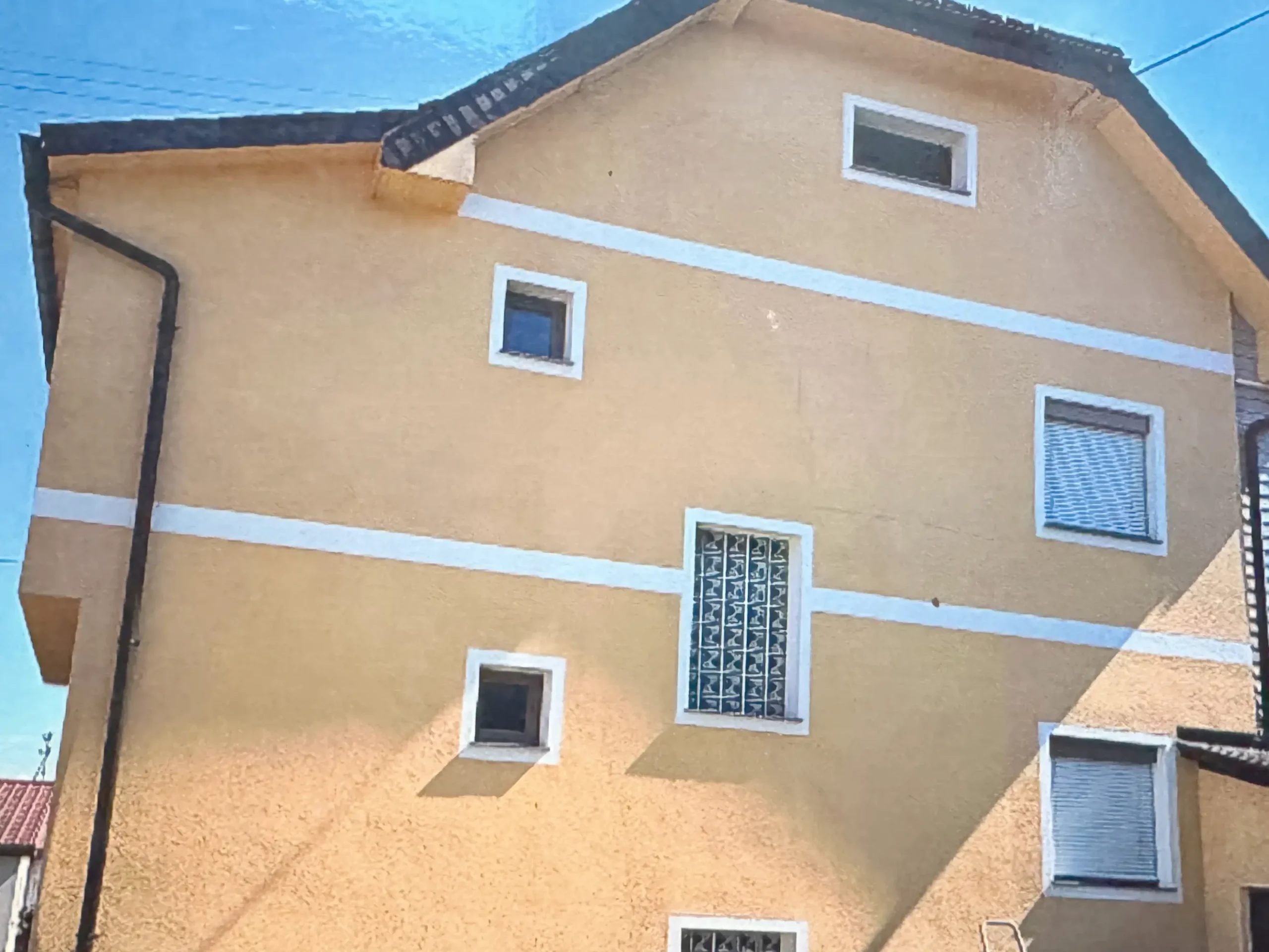 Gele gevel na reiniging
